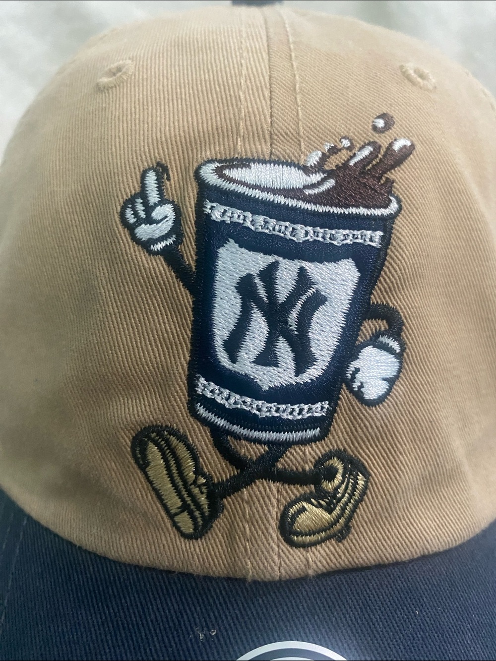 🆕⚾️47  New York Yankees Clean Up Adjustable Hat - Khaki & Navy - Picture 2 of 7